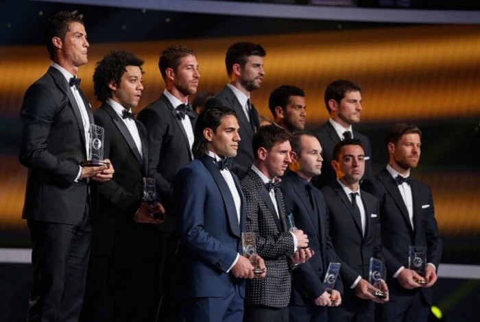 2. Đào tạo tài năng: 7 trong 11 cầu thủ của đội hình tiêu biểu đã được đào tạo bóng đá chuyên nghiệp tại Tây Ban Nha. Những cầu thủ này có người đã rất thành công ở chỉ 1 CLB (Messi, Xavi, Iniesta, Casillas), có người thành công ở bất cứ nơi nào đặt chân tới (Alonso, Ramos). Đó là thành quả của một quá trình đào tạo thế hệ rất dài.